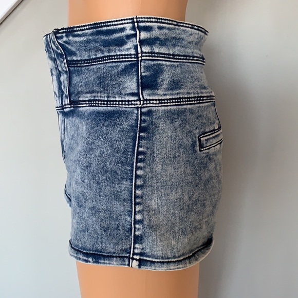 Shorts - Picture 3 of 4